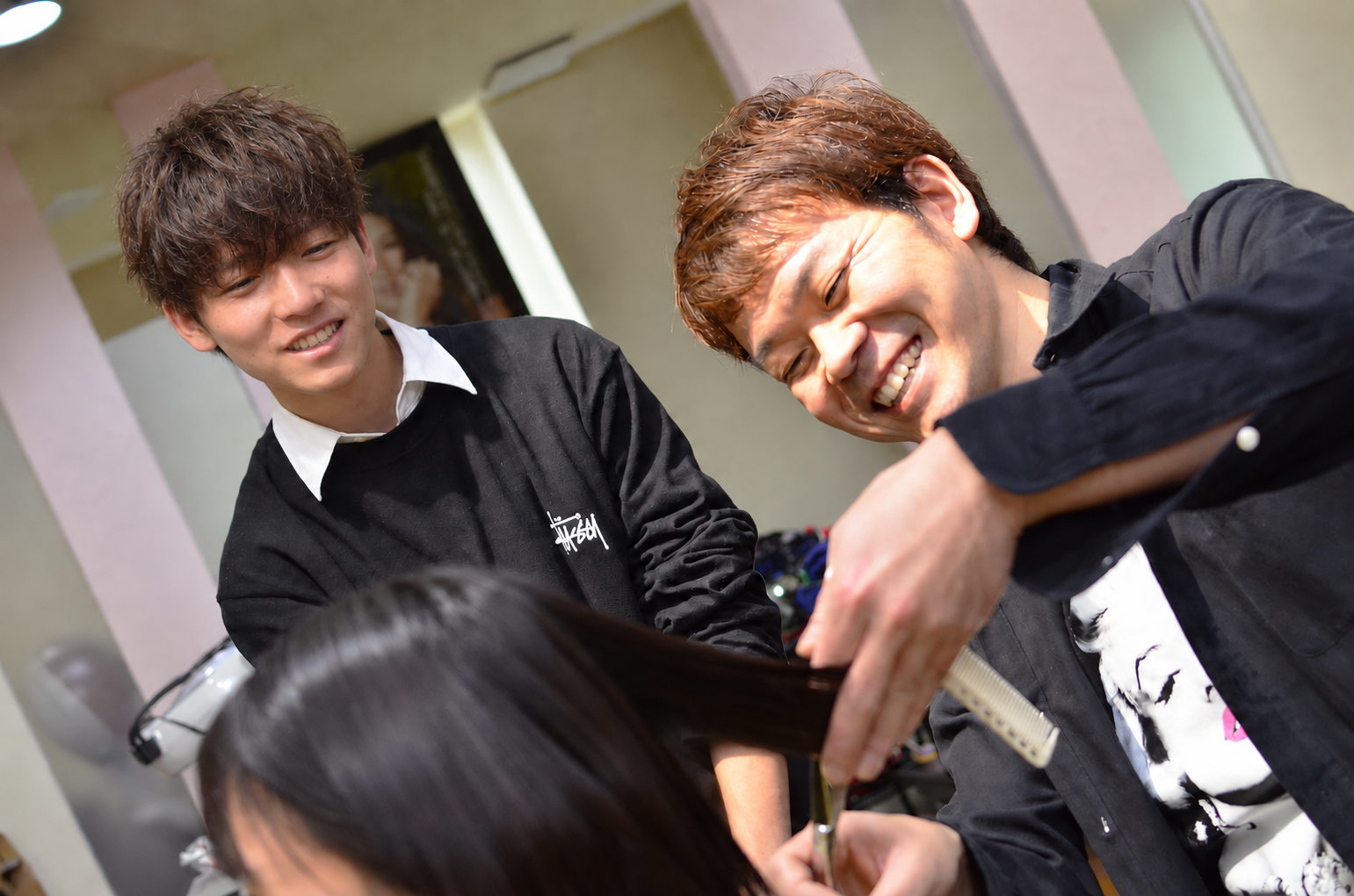 サロンで楽しく学ぶ技術指導の様子